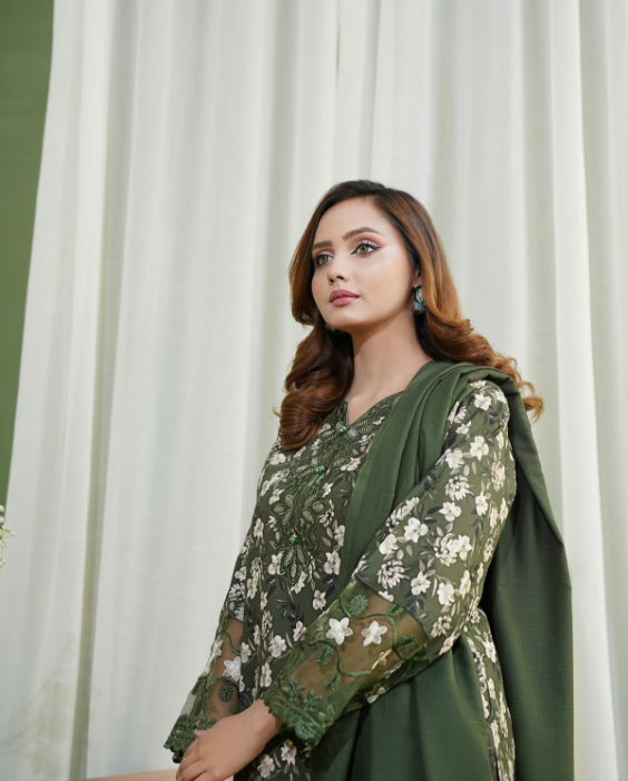 Mehwish Tariq impressed by VisionPlus lenses and elegant frame design